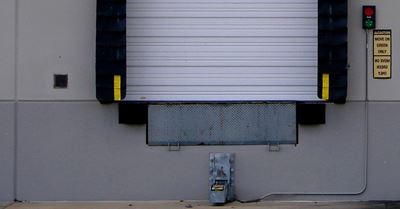 loading dock trailer restraint system