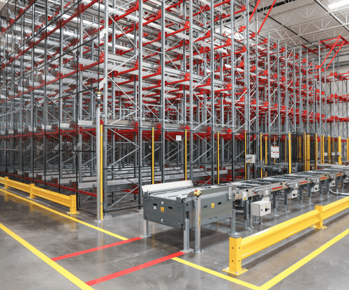 Warehouse with automated pallet conveyor system